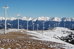 Mit verkürzten UVP-Verfahren will die Regierung künftig Almen noch leichter mit Windparks zupflastern wie hier in den Tauern in der Steiermark.