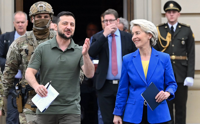 EU-Kommissionspräsidentin Ursual von der Leyen mit dem ukrainischen Präsidenten Wolodymyr Szelenskyj.