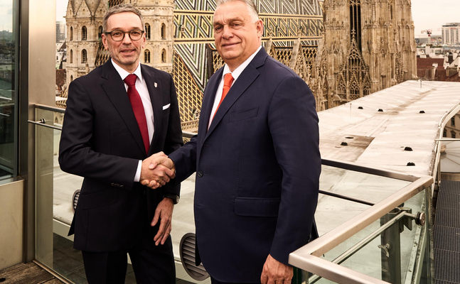 FPÖ-Bundesparteiobmann Herbert Kickl (l.) mit Ungarns Ministerpträsident Viktor Orbán über dem Stephansplatz.