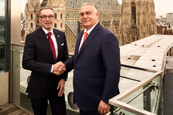 FPÖ-Bundesparteiobmann Herbert Kickl (l.) mit Ungarns Ministerpträsident Viktor Orbán über dem Stephansplatz.