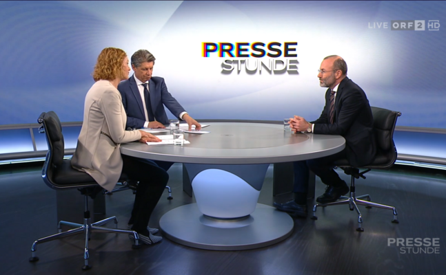 EVP-Chef Manfred Weber (r.) im Gespräch mit ORF-Innenpolitiker Hans Bürger und "Profil"-Journalistin Eva Linsinger.