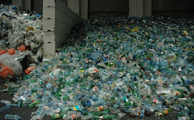 Die FPÖ kritisert das neue Plastik-Pfandsystem der Bundesregierung als sozial unverträglich.