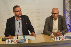 FPÖ-Generalsekretär Christian Hafenecker (l.) und -Justizsprecher Harald Stefan bei ihrer Pressekonferenz in Wien.