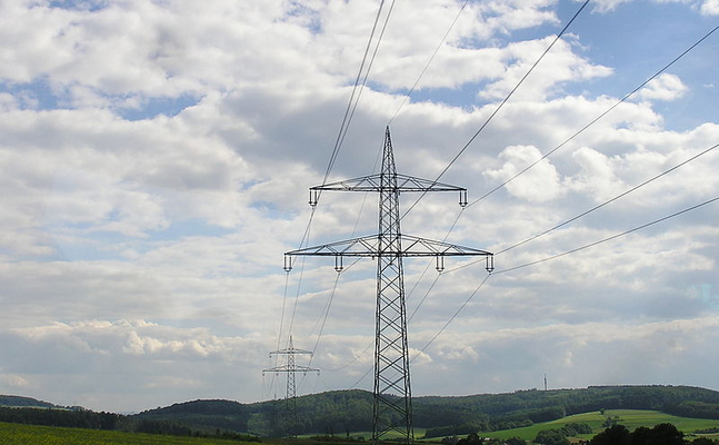 Hohe Stromkosten sind noch immer eine Belastung vor allem für energieintensive Industriezweige.