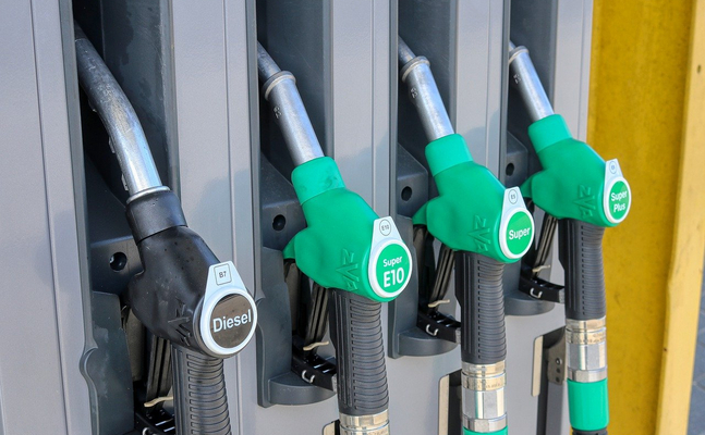 Tanken wird immer unerschwinglicher - Grüne Umweltministerin Gewessler hält dennoch weiterhin an CO2-Steuer fest!