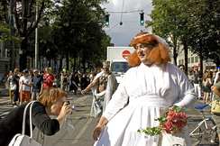 Die Mehrheit der Österreicher lehnt den aufdringlichen und obszönen "Pride-Kult" (Bild: "Regenbogenparade" 2007) klar ab.