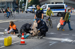 Eine winzige Minderheit von Klima-Terroristen nimmt regelmäßig die Bevölkerung in Geiselhaft - und die Regierung schaut zu.