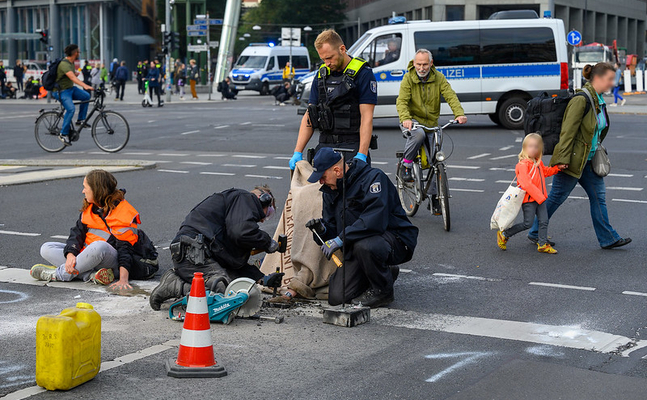 Eine winzige Minderheit von Klima-Terroristen nimmt regelmäßig die Bevölkerung in Geiselhaft - und die Regierung schaut zu.