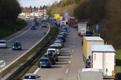 Mehr als ein Drittel der Österreicher hat keinen Zugang zu Öffis und ist daher auf das Auto angewiesen.