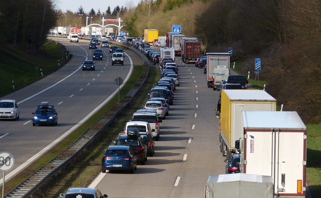 Mehr als ein Drittel der Österreicher hat keinen Zugang zu Öffis und ist daher auf das Auto angewiesen.