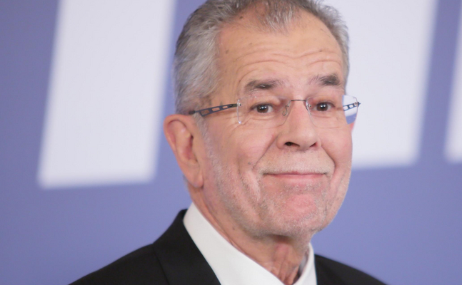 Bundespräsident Alexander Van der Bellen verschenkt wieder einmal Millionen ins Ausland, während die Österreicher verarmen.