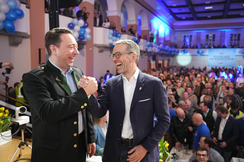 Handschlag-Qualität: Hausherr Manfred Haimbuchner und Parteichef Herbert Kickl vor der vollbesetzen Jahnhalle in Ried.