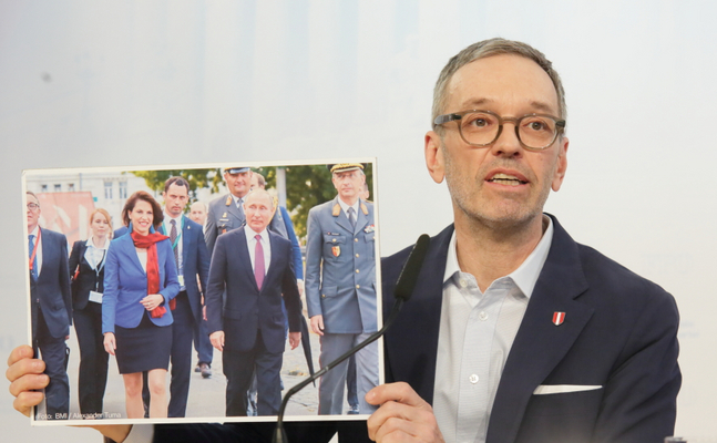 FPÖ-Bundesparteiobmann Kickl zeigt bei seiner Pressekonferenz das Foto vom Putin-Besuch Ministerin Edtstadlers 2018.