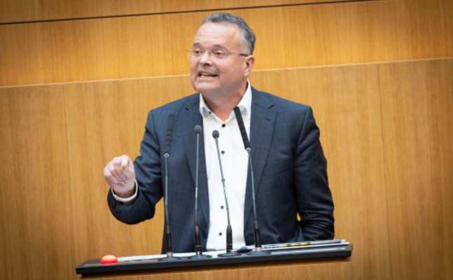 FPÖ-Tourismussprecher Gerald Hauser im Parlament.