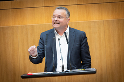 FPÖ-Tourismussprecher Gerald Hauser im Parlament.