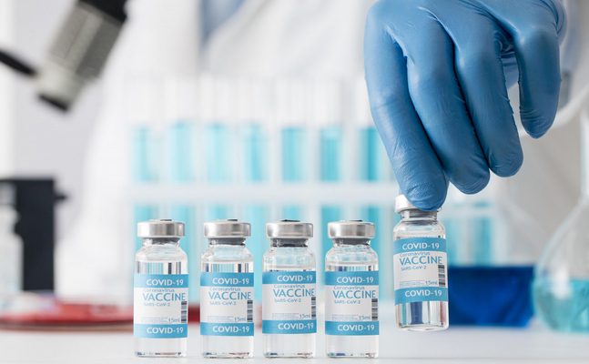 Obowhl sich kaum noch jemand impfen lässt und schon mehr als zehn Millionen abgelaufene Impfdosen vernichtet werden mussten, hat Gesundheitsminister Rauch weitere 1,9 Millionen Dosen bestellt.