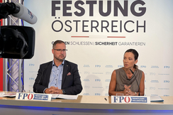 FPÖ-Generalsekretär Christian Hafenecker und -Verfassungssprecherin Susanne Fürst bei ihrer Pressekonferenz in Wien.