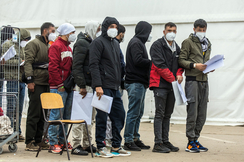 Auch heuer werden wieder -zigtausende illegale Einwanderer unser Sozialsystem belasten - und keiner hindert sie daran.
