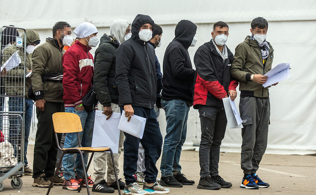 Auch heuer werden wieder -zigtausende illegale Einwanderer unser Sozialsystem belasten - und keiner hindert sie daran.