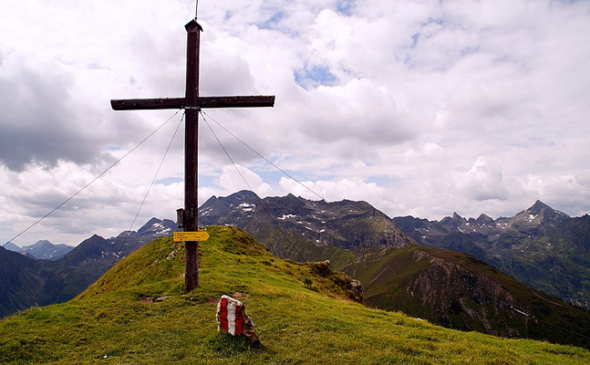 Gipfelkreuze wie dieses durch Windräder zu ersetzen würde die Zerstörung der einzigartigen Berglandschaft durch Straßenbauten und Waldrodungen bedeuten.