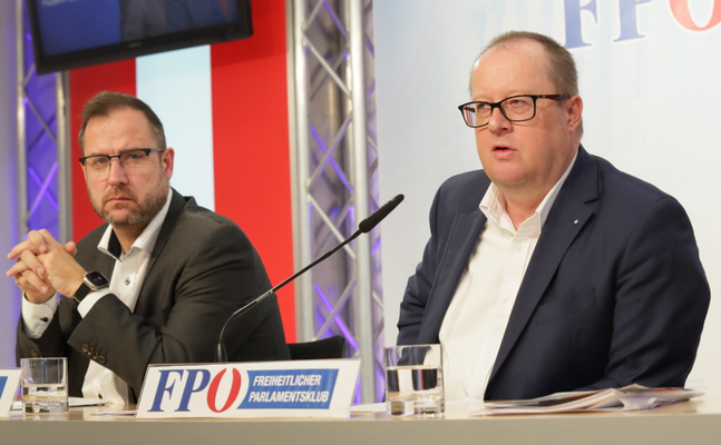 FPÖ-Generalsekretär Christian Hafenecker (l.) und -Finanzsprecher Hubert Fuchs bei ihrer Pressekonferenz in Wien.