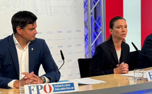 FPÖ-Sicherheitssprecher Hannes Amesbauer und -Verfassungssprecherin Susanne Fürst bei ihrem Pressegespräch in Wien.