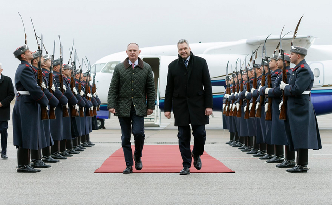 Innenminister Gerhard Karner (l.) und Kanzler Karl Nehammer sind ständig auf Reisen - hier zuletzt in Bulgarien.