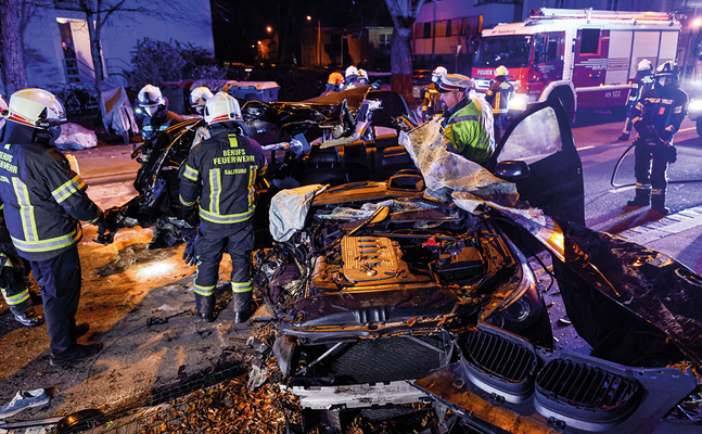 Unfall während eines Straßenrennens. Polizeiarbeit in Ballungsräumen wird immer gefährlicher und sollte mit einer eigenen Prämie abgegolten werden.