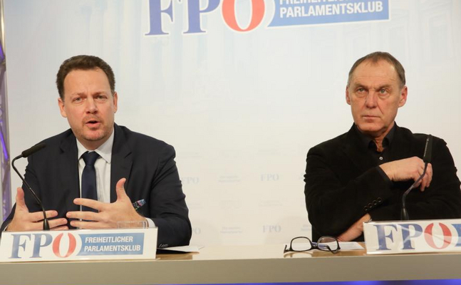 FPÖ-Gesundheitssprecher Gerhard Kaniak (l.) und -Klubobmann-Stellvertreter Peter Wurm bei ihrer Pressekonferenz.