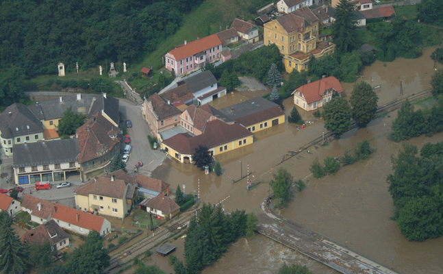 Hochwasser im Ortszentrum von Gars am Kamp (Waldviertel) im Sommer 2002 - wie sich die Bilder gleichen.