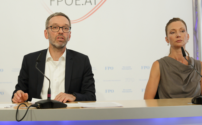 FPÖ-Bundesparteiobmann Herbert Kickl und die neue Außenpolitik-Sprecherin Susanne Fürst.