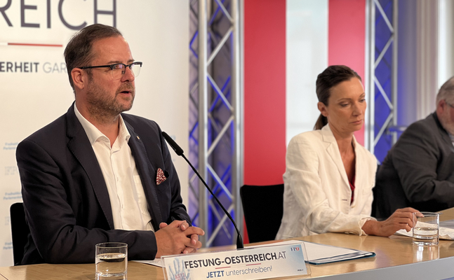 FPÖ-Mediensprecher Christian Hafenecker und -Verfassungssprecherin Susanne Fürst.