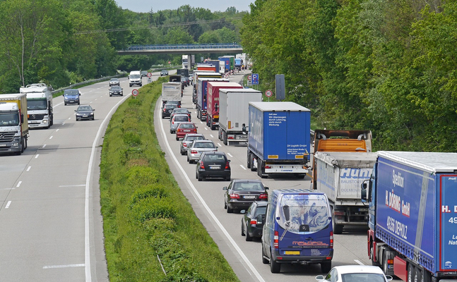 Die schwarz-grüne Bundesregierung will die Lkw-Maut durch Koppelung an den CO2-Ausstoß noch teurer machen, was sich auch auf die BVerbraucherpreise auswirken wird.