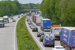 Die schwarz-grüne Bundesregierung will die Lkw-Maut durch Koppelung an den CO2-Ausstoß noch teurer machen, was sich auch auf die BVerbraucherpreise auswirken wird.