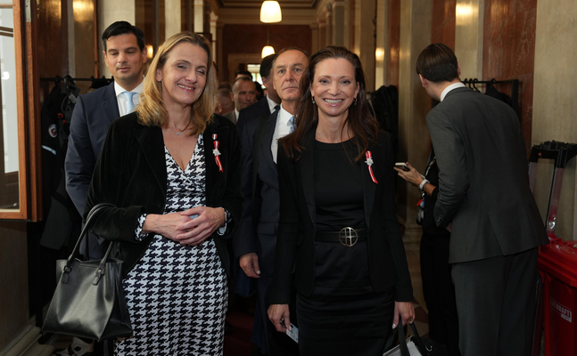 FPÖ-Klubobmannstellvertreterin Susanne Fürst (r.), hier neben ihrer Kollegin Dagmar Belakowitsch beim Einzug in den Plenarsaal. 