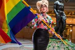 Mit diesem Sujet bewarb das Umweltministerium Anfang Juni auf X seine Kampagne "BMK goes Drag" mit Ryta Tale als "Ministeriumsmitarbeiterin". 