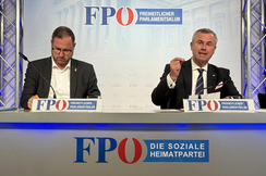 FPÖ-Generalsekretär Christian Hafenecker (l.) und der Dritte Nationalratspräsident Norbert Hofer bei ihrer Pressekonferenz in Wien.