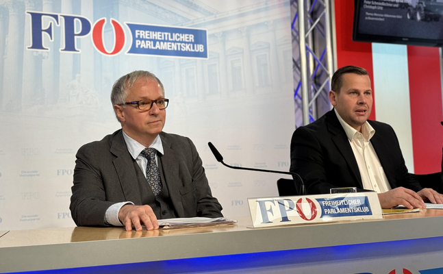 Univ.-Prof. MMag. Dr. Christoph Urtz (l.) und FPÖ-Agrarsprecher Peter Schmiedlechner bei ihrer Pressekonferenz in Wien.
