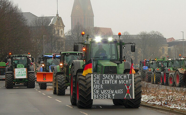 Erst im Jänner dieses Jahres war es in ganz Europa zu wütenden Bauern-Protesten gegen die ruinöse Landwirtschaftspolitik der EU gekommen.