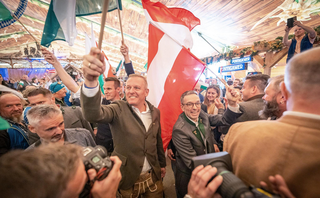 FPÖ-Steiermark-Spitzenkandidat Mario Kunasek (l.) mit -Bundesparteichef Herbert Kickl beim Oktoberfest in Hartberg. 