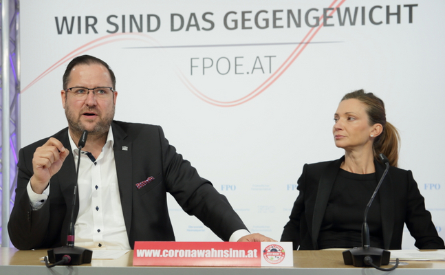 FPÖ-Mediensprecher Christian Hafenecker und-Verfassungssprecherin Susanne Fürst.