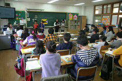 In öffentlichen Schulen ist vor allem in Wien kaum noch ein normaler Regelunterricht möglich, da ein Großteil der Schüler nicht deutsch spricht.