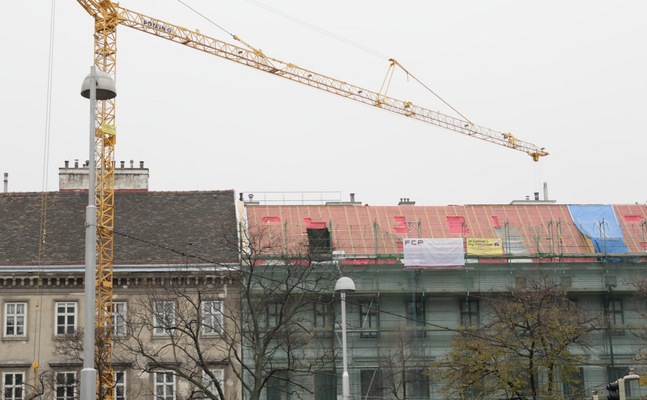 Durch die seit 1. August 2022 geltenden strengen Kreditvergabe-Richtlinien bricht der Wohn-Eigentumsmarkt massiv ein, während die Nachfrage nach Mietwohnungen extrem steigt.