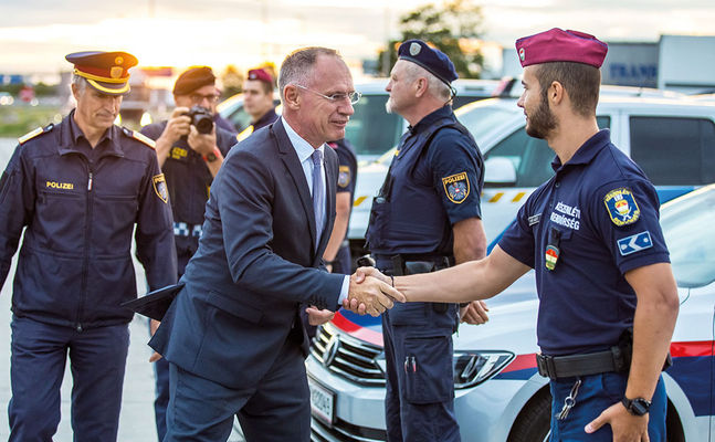 "Operation Fox": Weitere Inszenierungs-Show des ÖVP-Innenministers in Ungarn.